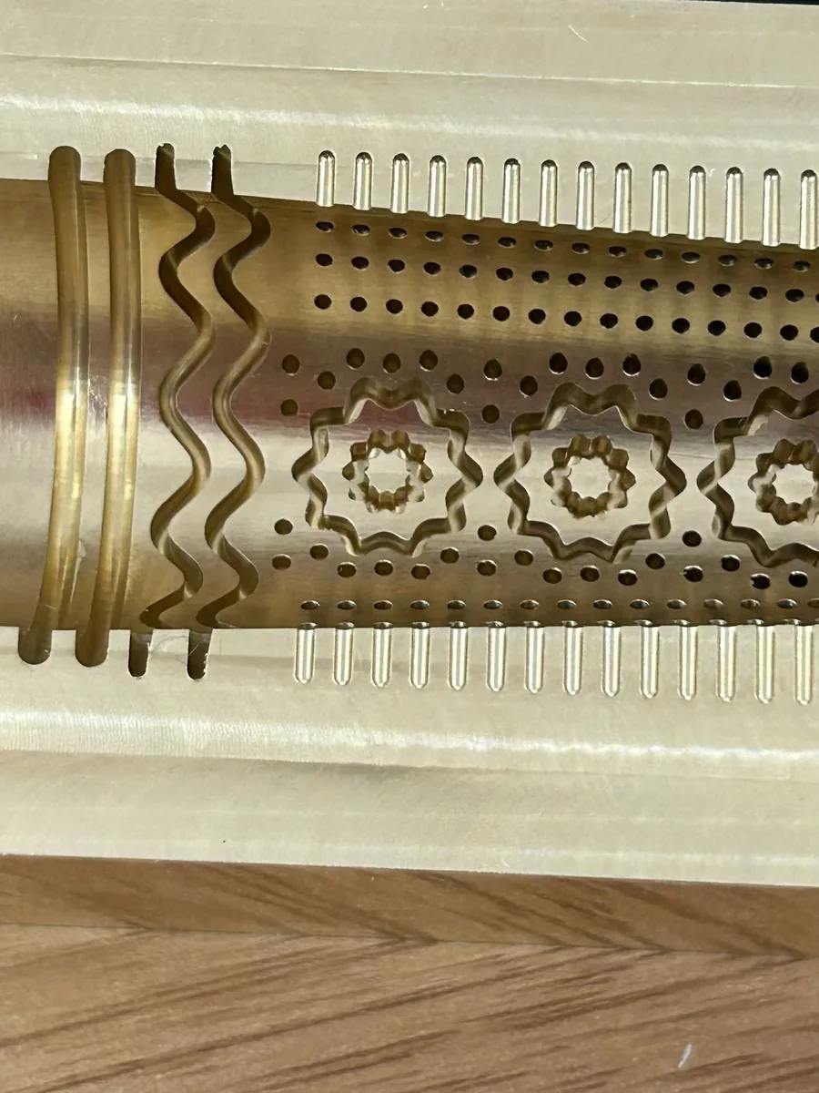 Precision machined metal plate with channels and patterned cavities